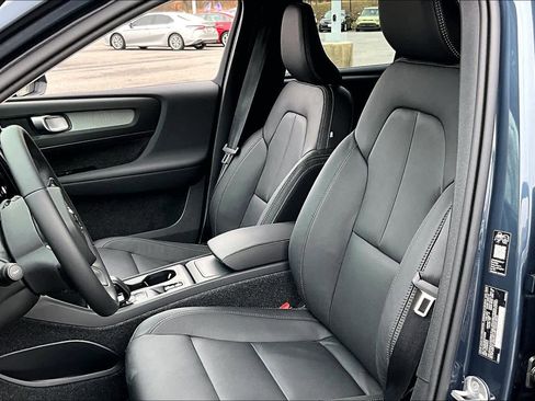Used 2026 Volvo XC40 B5 Core w/ Climate Package image 7