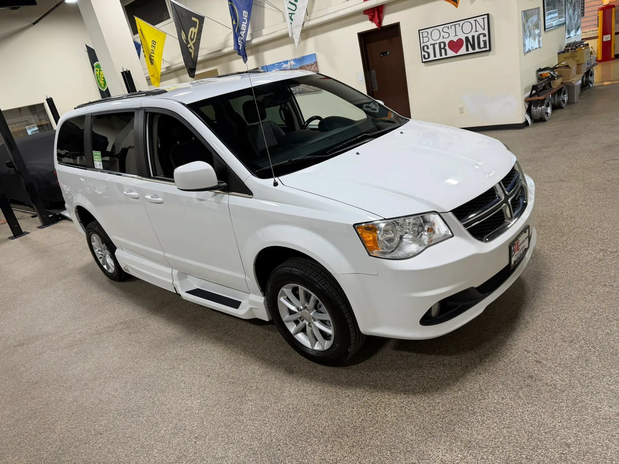 Used 2019 Dodge Grand Caravan SXT FWD image 14
