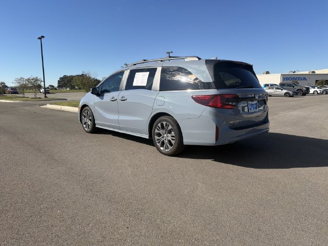 Used 2025 Honda Odyssey Touring image 3