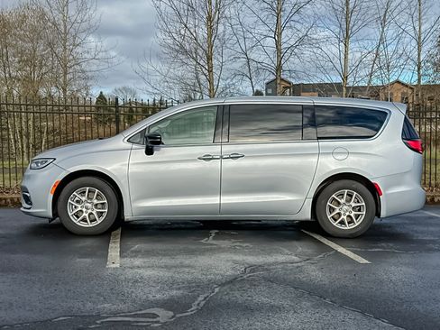 Used 2024 Chrysler Pacifica Touring-L FWD image 32