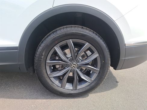 Used 2022 Volkswagen Tiguan SE image 38