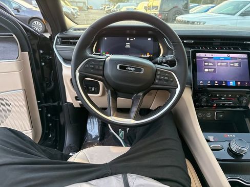 New 2025 Jeep Grand Cherokee Limited w/ Luxury Tech Group II AWD/4WD image 18