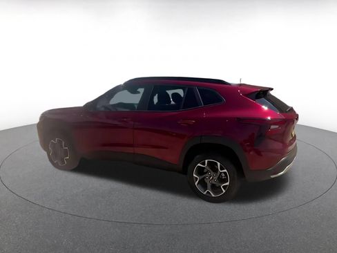 Used 2025 Chevrolet Trax LT w/ LT Convenience Package FWD image 9