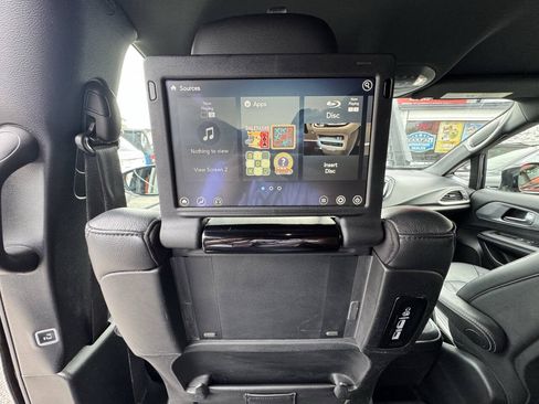 Used 2019 Chrysler Pacifica Touring-L Plus w/ Advanced Safetytec Group FWD image 15