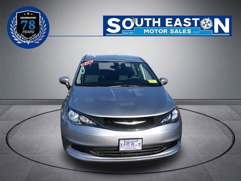 Used 2017 Chrysler Pacifica LX image 3