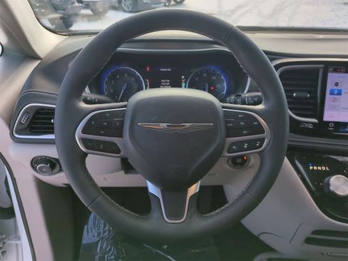 Used 2023 Chrysler Pacifica Touring-L image 22