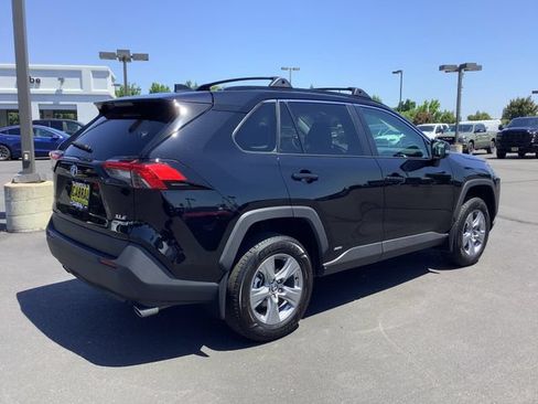 Used 2022 Toyota RAV4 XLE AWD/4WD image 31