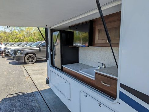 Used 2019 Chevrolet Express 4500 w/ RV Package RWD image 11