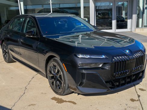 Used 2023 BMW 760i xDrive w/ Executive Package image 3