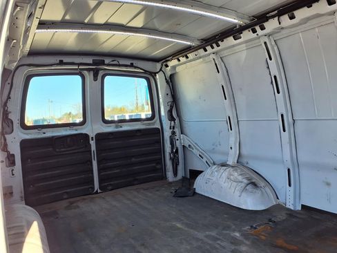 Used 2018 Chevrolet Express 3500 Extended w/ Driver Convenience Package RWD image 10