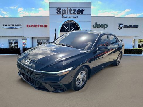 Used 2025 Hyundai Elantra SE FWD image 4