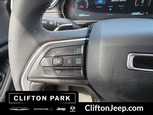 Used 2023 Jeep Grand Cherokee Laredo w/ Luxury Tech Group I AWD/4WD image 22