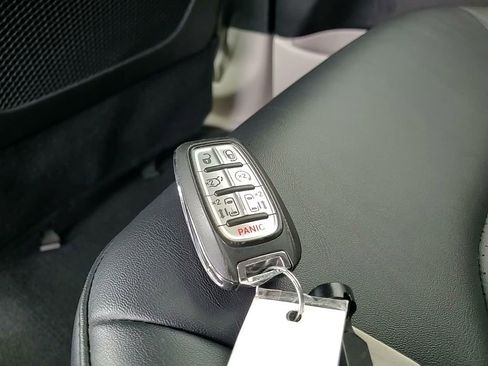 Used 2024 Chrysler Pacifica Limited FWD image 32
