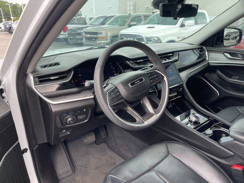 Used 2022 Jeep Grand Cherokee Limited 4xe w/ Luxury Tech Group II AWD/4WD image 11