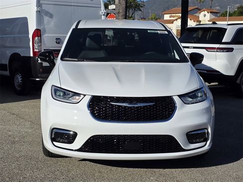 New 2026 Chrysler Pacifica Select image 2