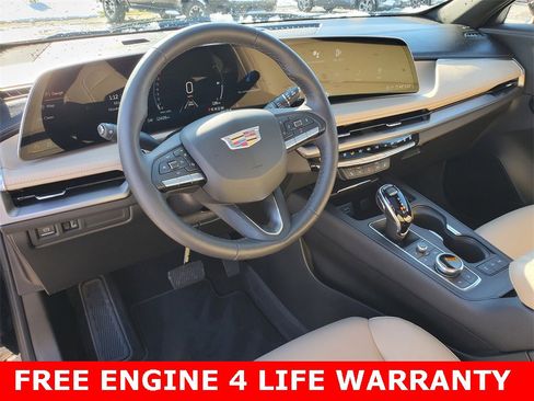 Used 2024 Cadillac XT4 Luxury w/ Cold Weather Package image 12