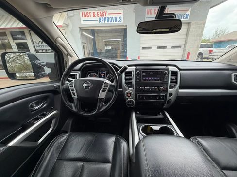 Used 2019 Nissan Titan PRO-4X w/ Pro-4x Convenience Package AWD/4WD image 12
