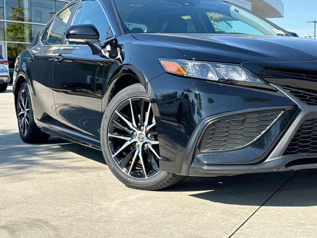 Used 2024 Toyota Camry SE w/ Cold Weather Package FWD image 9