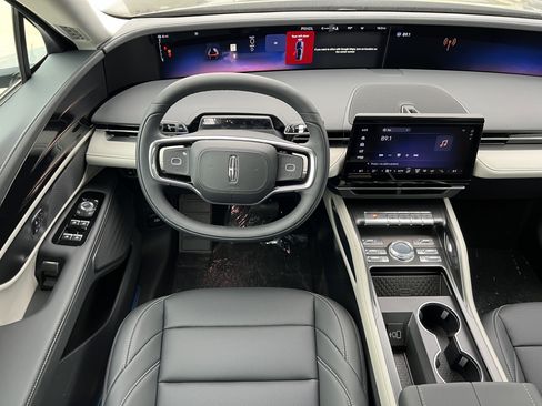 New 2025 Lincoln Nautilus Premier image 16