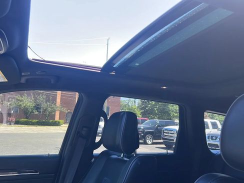 Used 2020 Jeep Grand Cherokee Overland AWD/4WD image 40