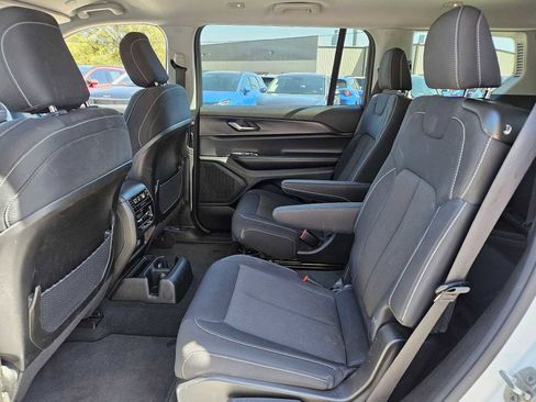 Used 2023 Jeep Grand Cherokee L Laredo image 18