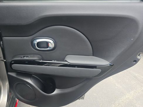 Used 2018 Kia Soul ! FWD image 16