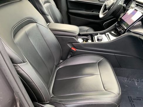 Used 2023 Jeep Grand Cherokee L Limited AWD/4WD image 12