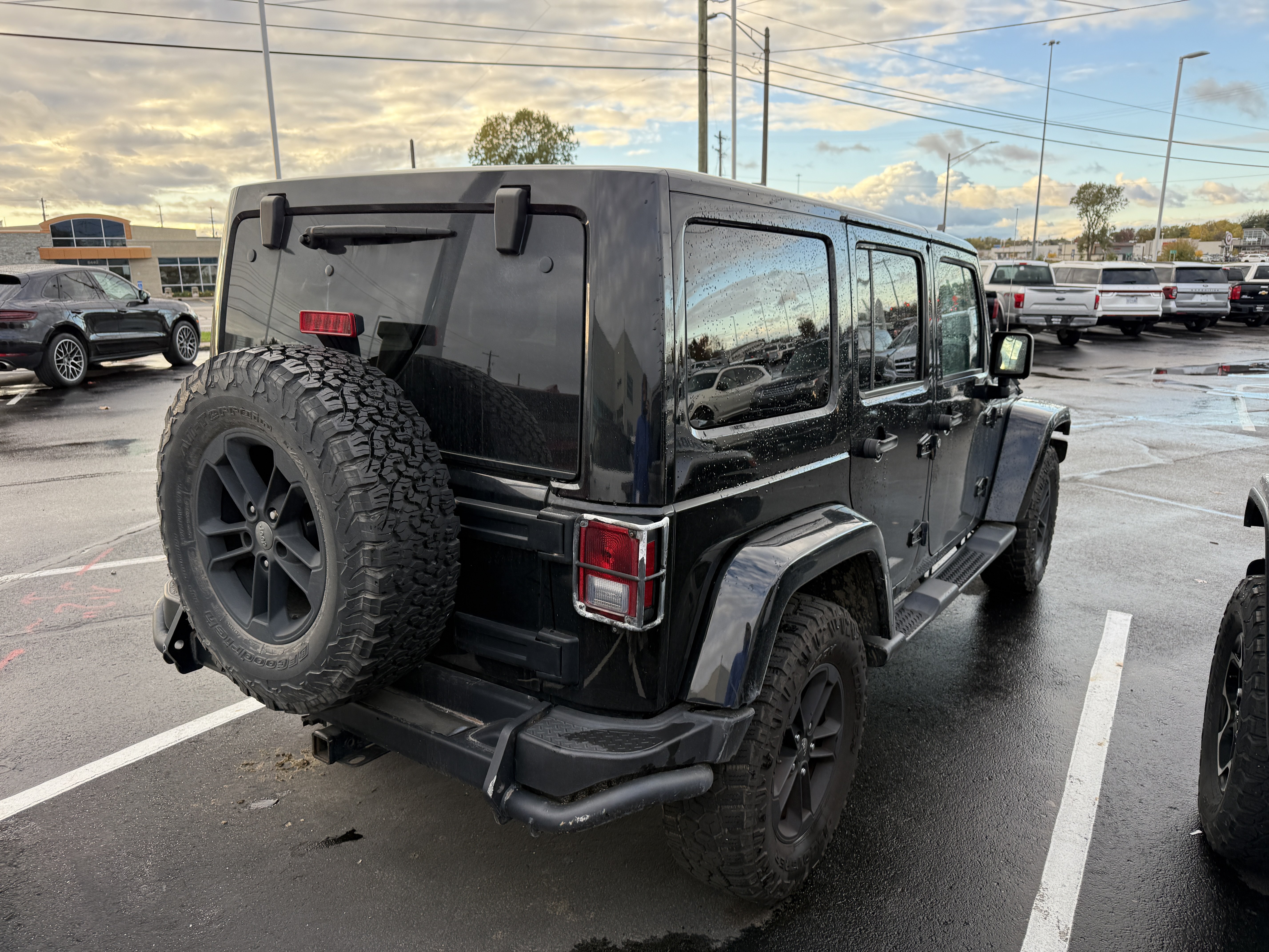 Used 2017 Jeep Wrangler Unlimited Sahara AWD/4WD image 3