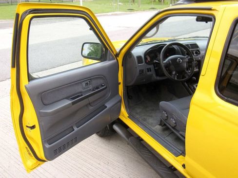 Used 2004 Nissan Frontier XE w/ (PWR) XE Pwr Pkg AWD/4WD image 17
