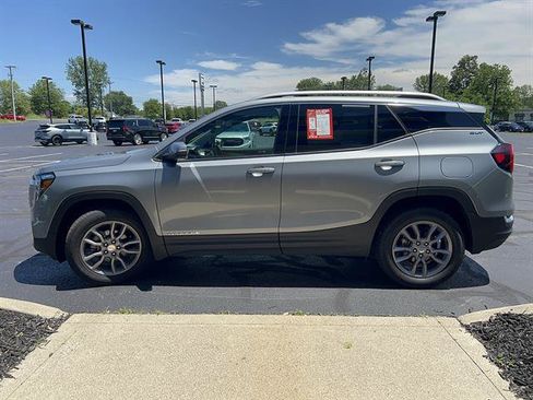Used 2024 GMC Terrain SLT AWD/4WD image 5