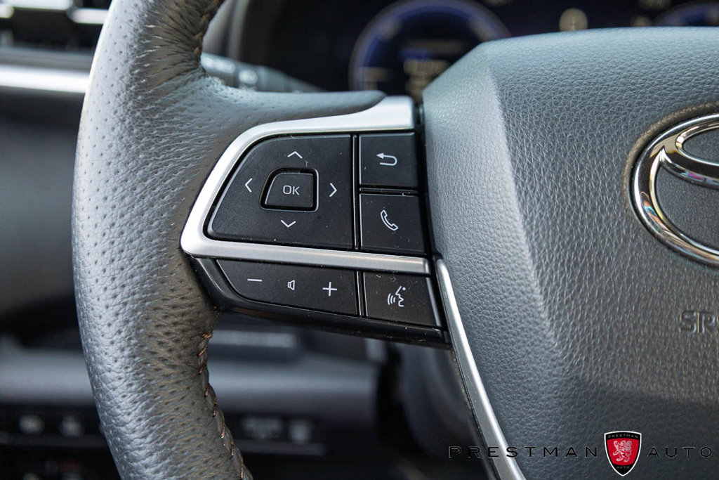 Used 2025 Toyota Sienna Platinum AWD/4WD image 35