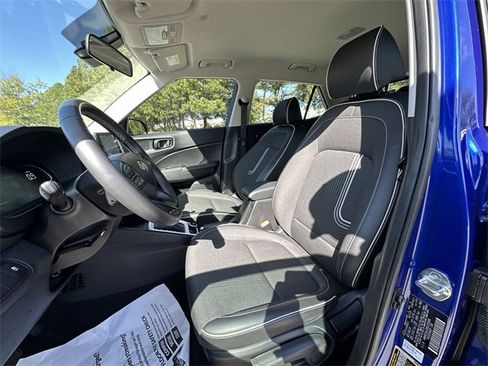 Used 2024 Hyundai Venue Limited image 11
