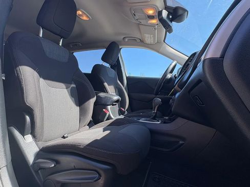 Used 2017 Jeep Cherokee Latitude w/ Cold Weather Group AWD/4WD image 30