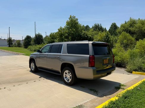 Used 2018 Chevrolet Suburban LT RWD image 3