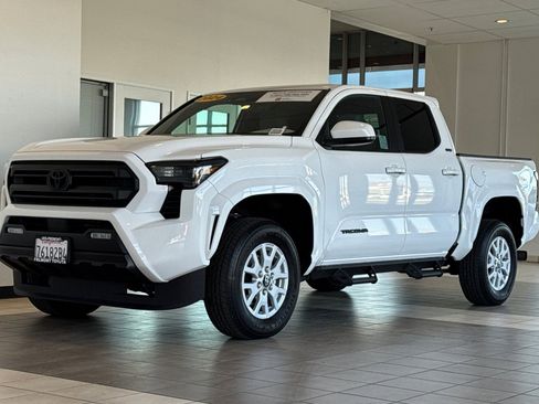 Certified 2024 Toyota Tacoma SR5 AWD/4WD image 8