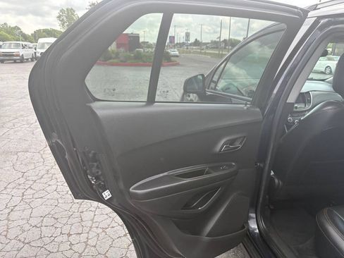 Used 2022 Chevrolet Trax LT w/ Premium Seat Package AWD/4WD image 11