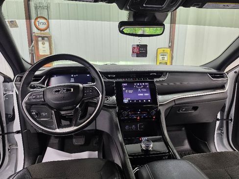 Used 2022 Jeep Grand Cherokee Altitude RWD image 15