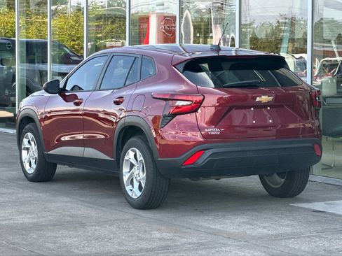 Used 2024 Chevrolet Trax LS w/ LS Convenience Package FWD image 5