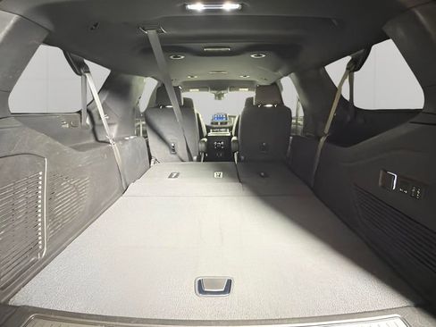 Used 2023 Chevrolet Suburban Premier RWD image 32