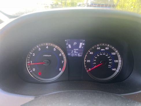 Used 2013 Hyundai Accent GS image 10