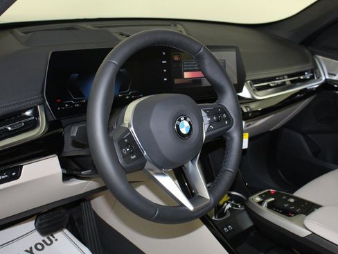 Used 2025 BMW X1 xDrive28i w/ Technology Package image 4