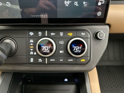 New 2026 Land Rover Defender 110 X-Dynamic SE image 17