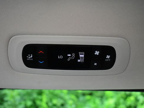 Used 2023 Chrysler Voyager LX FWD image 10