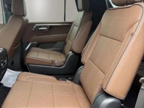Used 2025 Chevrolet Tahoe High Country AWD/4WD image 19