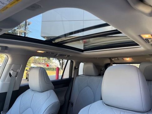 Used 2025 Toyota Highlander Platinum image 27