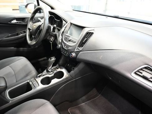Used 2018 Chevrolet Cruze LT FWD image 13