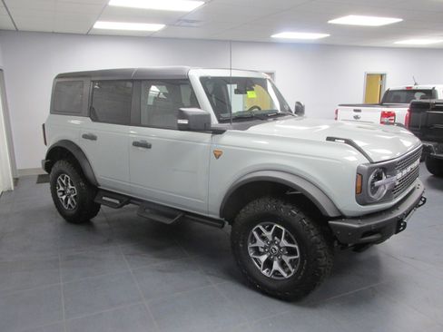 New 2024 Ford Bronco Badlands image 3