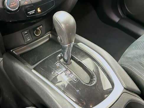 Used 2016 Nissan Rogue SV image 24