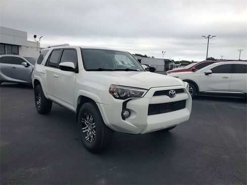Used 2018 Toyota 4Runner SR5 image 2