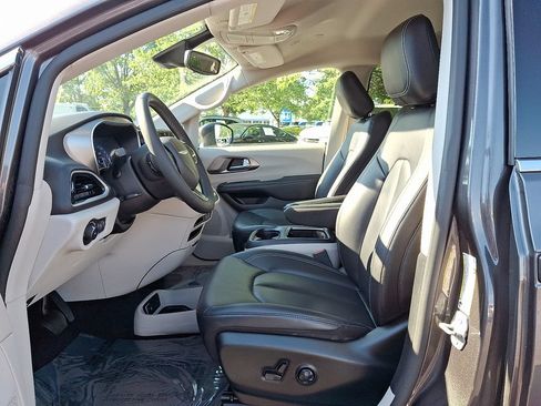 Certified 2023 Chrysler Pacifica Touring-L FWD image 14